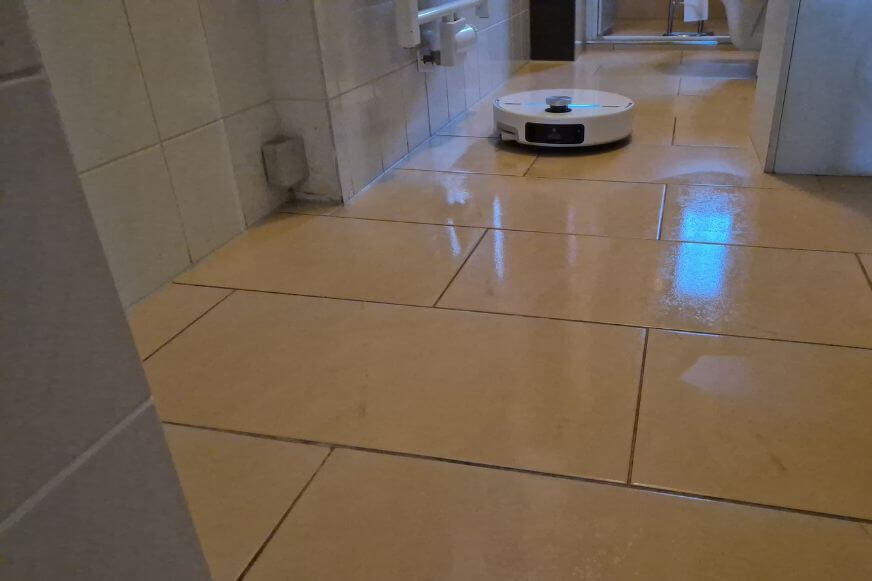 MOVA V70 Ultra Complete wischt Kaffeeflecken auf Hartboden, Vorher-Nachher-Ergebnis
